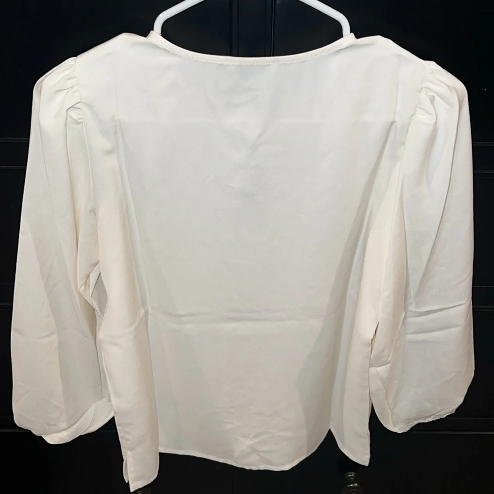 J.Crew NWT‎ women’s cream puff sleeve crepe keyhole neckline top. Size XSP